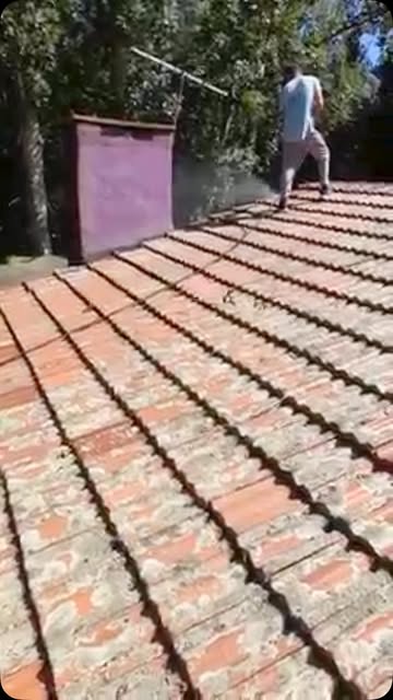 Trabajo real de hidrolavado sobre un techo de tejas francesas